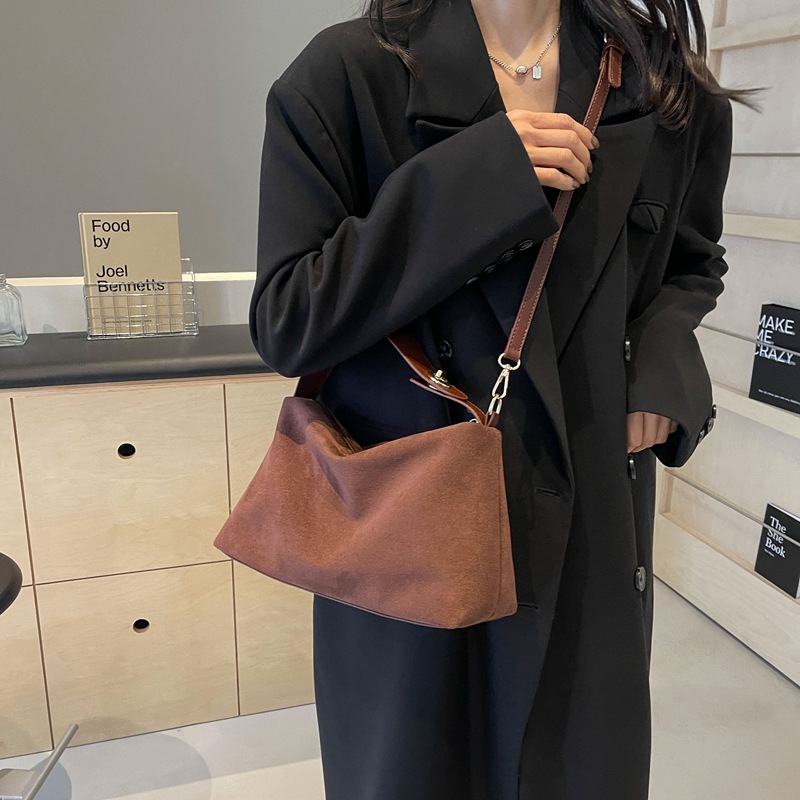 Retro frosted niche underarm bag 2024 winter new versatile women's bag popular messenger bag shoulder tote bag - Image 3