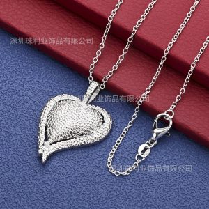 Hot-selling export-quality exquisite jewelry: Fashionable and trendy silver-plated textured heart pendant necklace for women with delicate chain and snake chain.