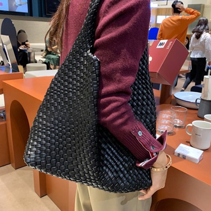 2024 new high-end hand-woven bag large-capacity shoulder tote bag underarm bag bucket bag mother-and-child bag trend - Image 4