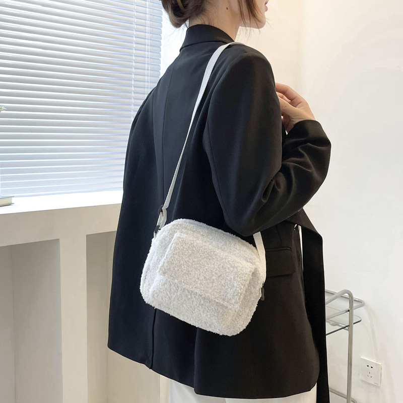 Cute solid color autumn and winter furry one-shoulder armpit small square bag new trendy fashion foreign style plush women's bag - Image 2