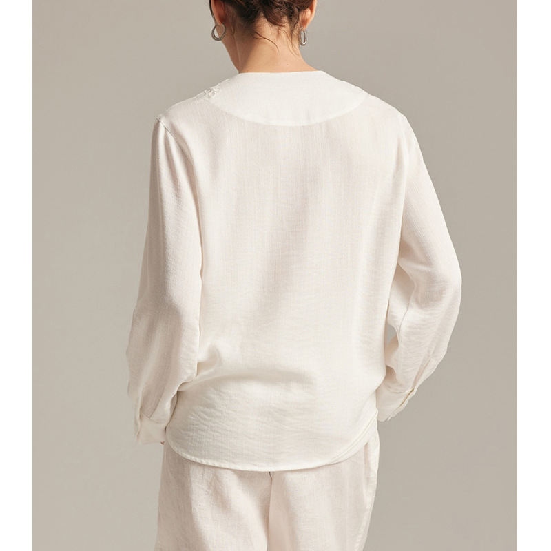 French-style elegant heavy embroidered linen V-neck white shirt for women, new early autumn 2025 style, sophisticated commuter top. - Image 4