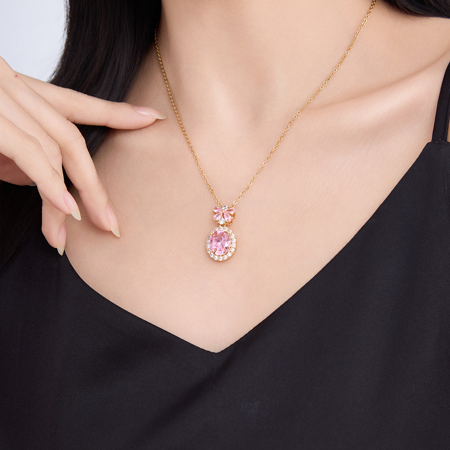 Xuping Gemstone Series Geometric Oval Butterfly Necklace, 18k Gold Plated Copper Alloy, Vintage Elegant and Light Luxury Necklace for Women - Image 4