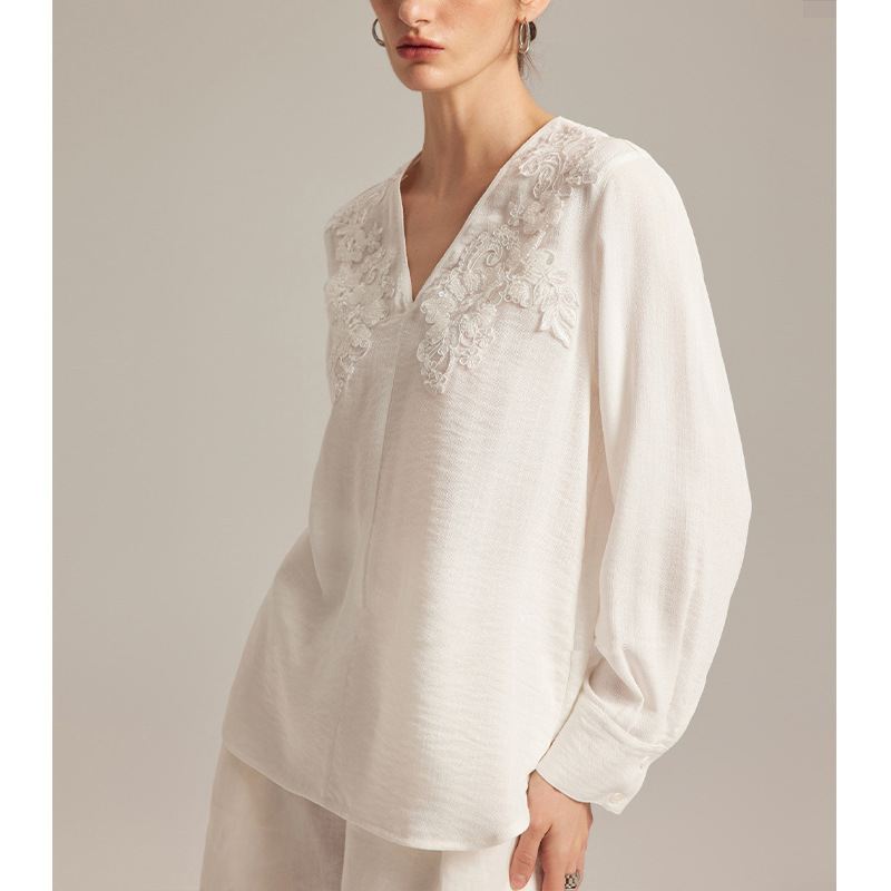 French-style elegant heavy embroidered linen V-neck white shirt for women, new early autumn 2025 style, sophisticated commuter top. - Image 3