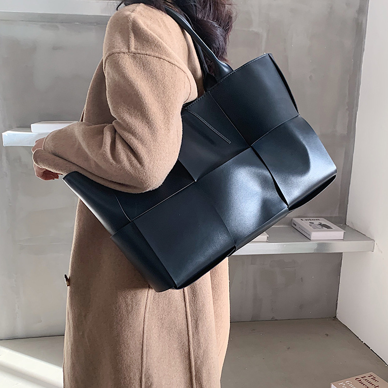 Large-capacity bag women's 2020 autumn and winter new trendy shoulder bag net red portable tote bag - Image 4