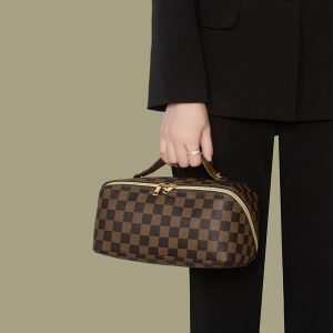 New plaid old flower cosmetic bag with large capacity and high appearance. Convenient portable storage bag for toiletries and cosmetics. Wholesale