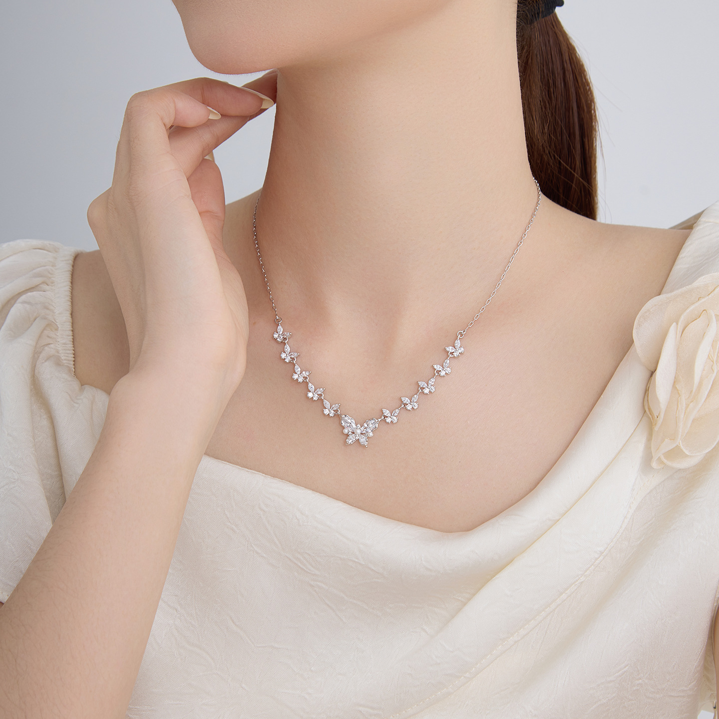 Xuping minimalist and gentle style butterfly necklace, copper alloy, fashionable, sweet and cool style, elegant and temperament clavicle chain necklace wholesale. - Image 5