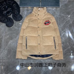 Chrome Hearts, a European and American fashion brand, offers a new winter style for men and women with a stand-up collar and corduroy down jacket.