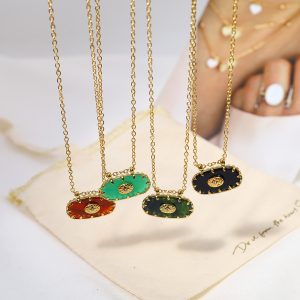 European and American style retro oval pendant necklace with INS design, versatile style, 18K gold-plated stainless steel inlay, clavicle chain.