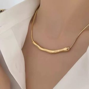 Metal irregular pleated necklace for women, spring/summer niche design, clavicle chain, minimalist style clavicle chain choker.