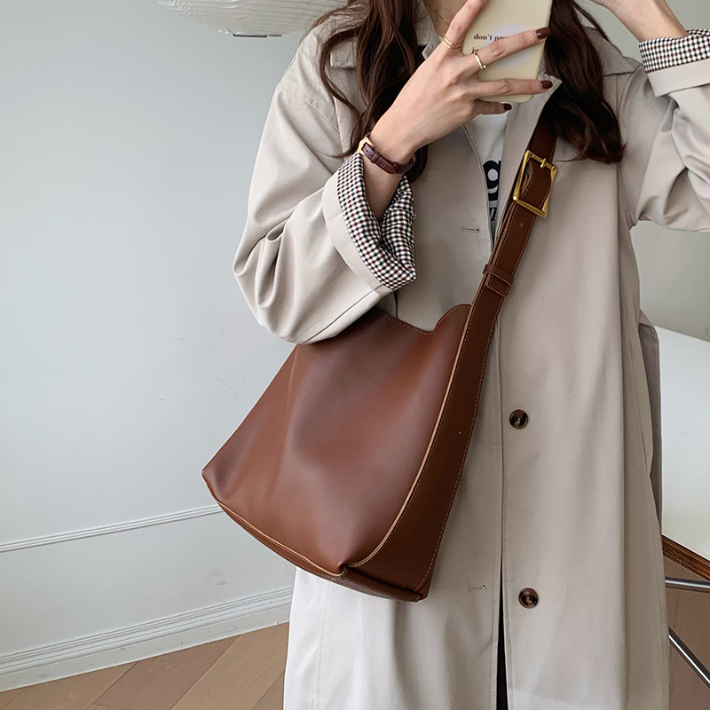 Versatile ins large capacity bag female 2024 new lazy style bucket bag retro shoulder messenger bag tote bag