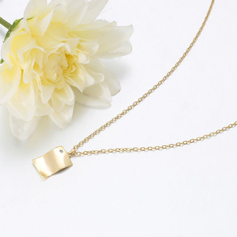 Xuping's minimalist geometric square necklace, stylish and simple, made of copper alloy plated with 14k gold, is a European and American cross-border jewelry piece. - Image 3