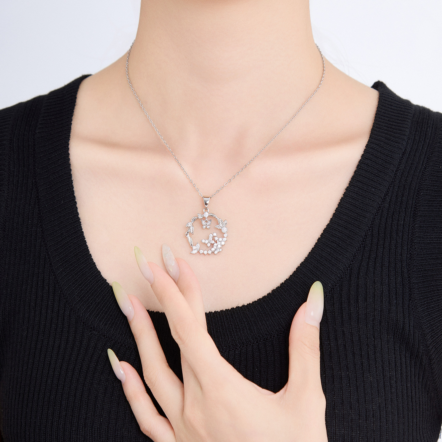 Xuping Geometric Circle Butterfly Wreath Necklace for Women, Niche Luxury Design, Sweet and Elegant Necklace with an Instagram Style, Wholesale - Image 5