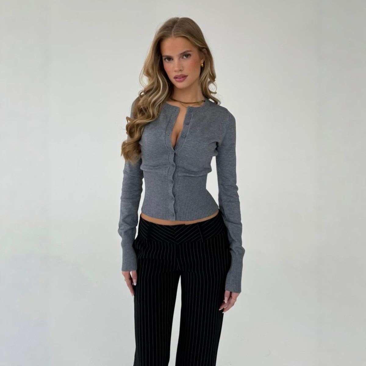 Cross-border knitted long-sleeved cardigan, European and American style, 2025 autumn and winter new slim-fit knitted base layer sweater cardigan for women.