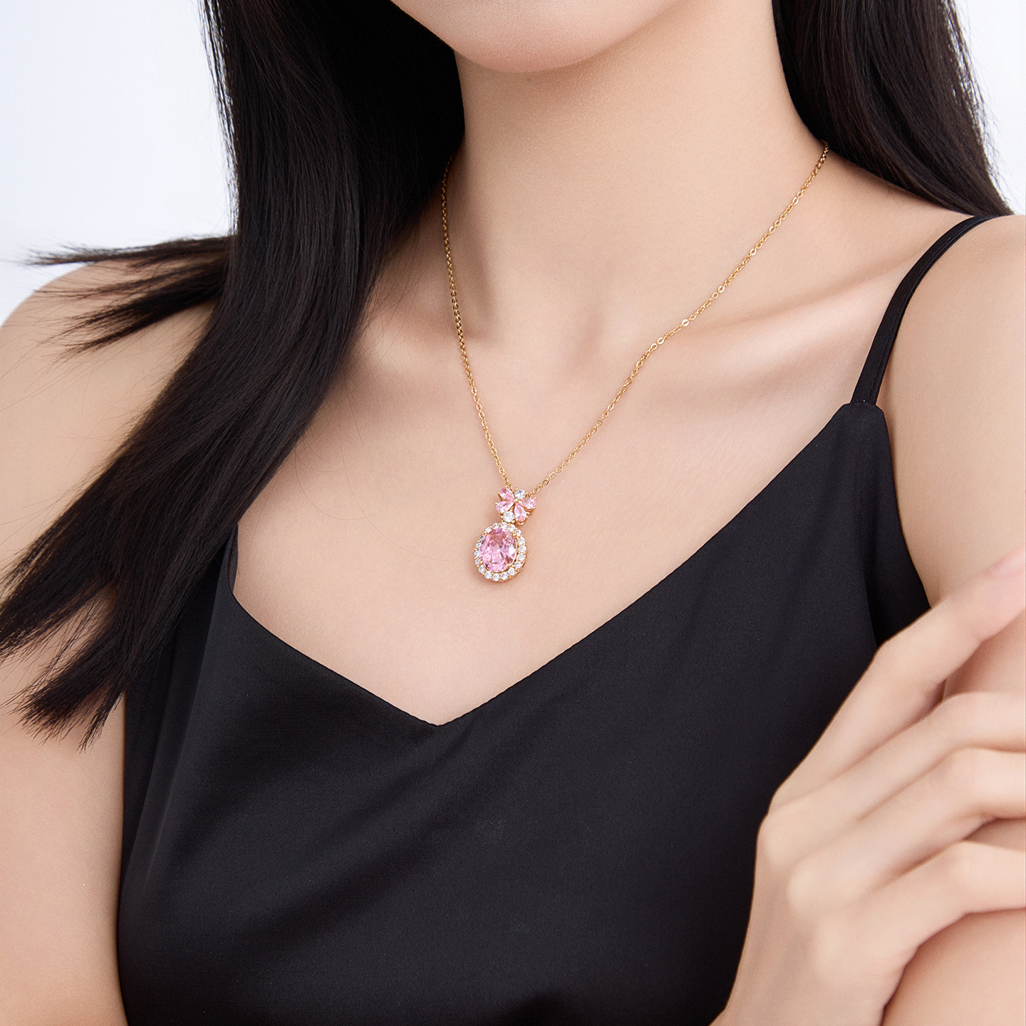 Xuping Gemstone Series Geometric Oval Butterfly Necklace, 18k Gold Plated Copper Alloy, Vintage Elegant and Light Luxury Necklace for Women - Image 5