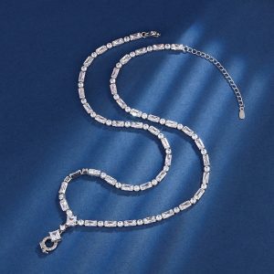 Versatile buckle square chain, suitable for all occasions, women's necklace, sweater chain, imported high-carbon diamond, high-end versatile necklace.