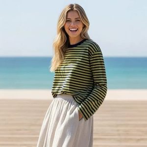 Striped long-sleeved shirt, loose fit, round neck, T-shirt, cute retro style.