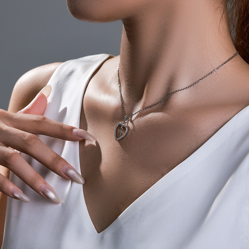 Xuping's new fashionable alloy electroplated white artificial gemstone niche design exquisite and versatile heart-shaped necklace pendant - Image 4
