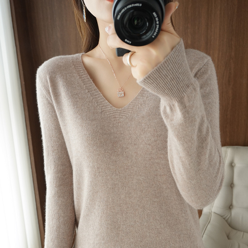 Douyin hot style sweater autumn and winter new V-neck sweater women Korean version loose fashion knitted bottoming shirt with large quantity and favorable - Image 3