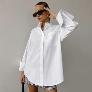 Simple oversized boyfriend style white shirt, casual and fashionable, 2025 spring/summer, versatile mid-length women's style.