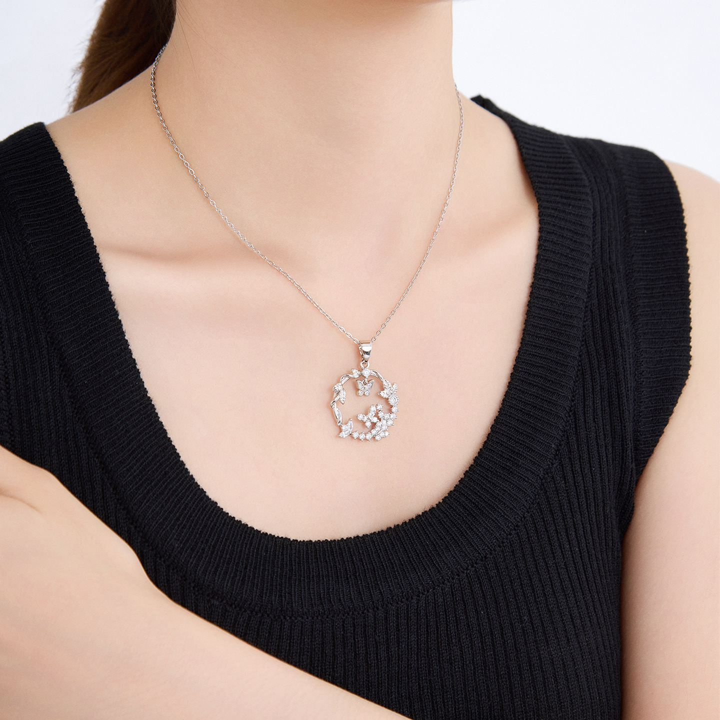 Xuping Geometric Circle Butterfly Wreath Necklace for Women, Niche Luxury Design, Sweet and Elegant Necklace with an Instagram Style, Wholesale - Image 4