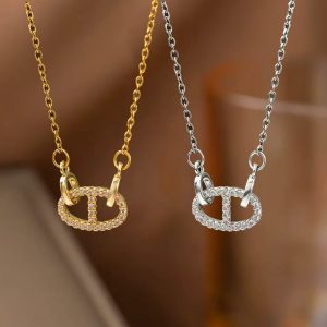 New cross-border titanium steel necklace for women with micro-inlaid pig nose pendant, fashionable, versatile, high-end, and luxurious clavicle chain.
