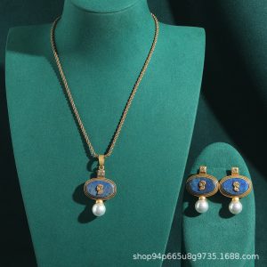 Yongnuo Vintage Lapis Lazuli Portrait Relief Pearl Pendant Braided Necklace for Women - Unique, Versatile, and High-End