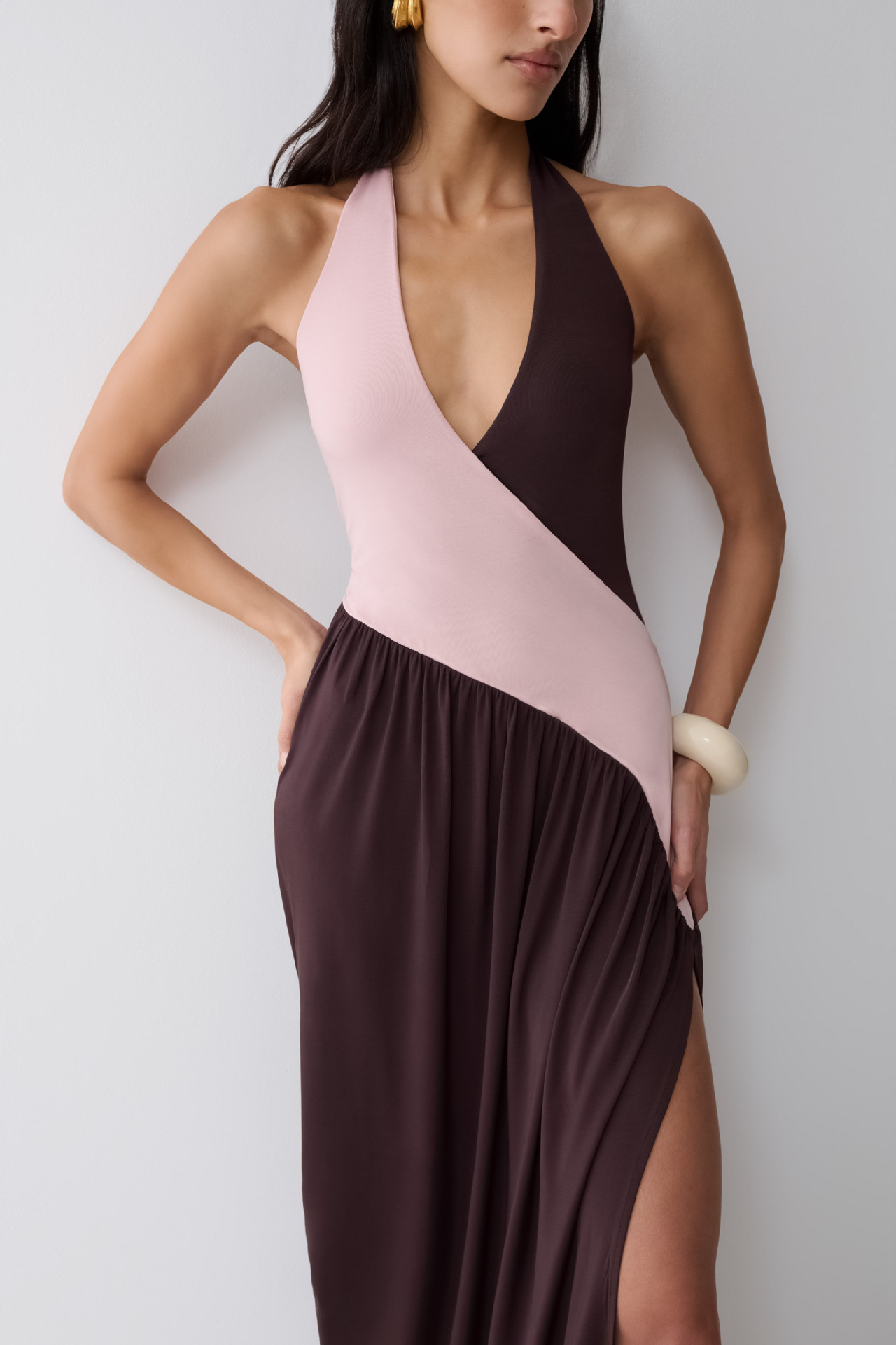 European and American style color-blocked halter neck dress, V-neck color-blocked pleated slit long vacation dress for women, summer and autumn, Amazon. - Image 3