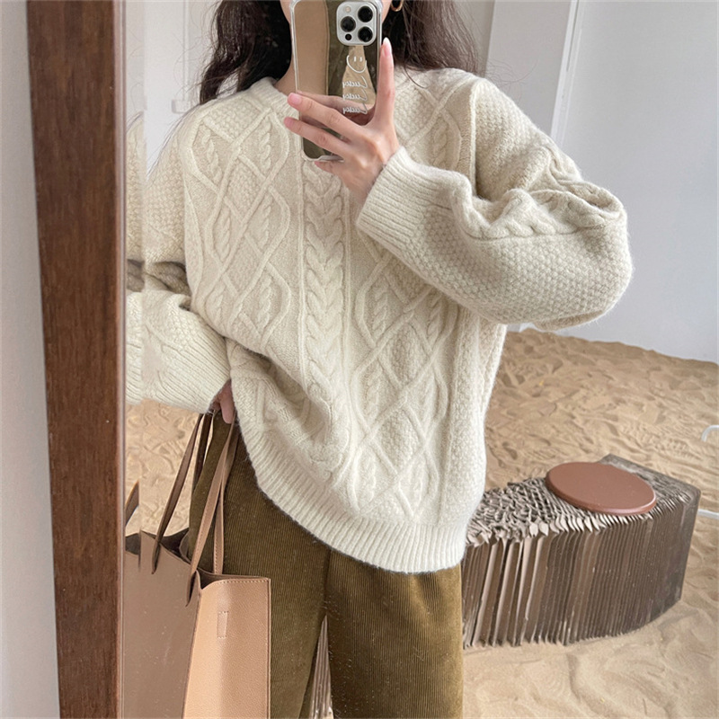 Women's 2025 Autumn/Winter New Japanese Style Sweet and Gentle Round Neck Loose Slimming Long Sleeve Pullover Knitted Top - Image 8