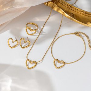 Factory wholesale non-fading titanium steel hollow heart necklace for women, high-end, versatile, simple clavicle chain set.