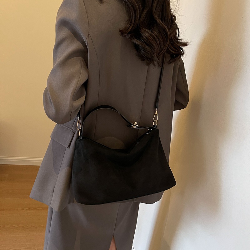 Retro frosted niche underarm bag 2024 winter new versatile women's bag popular messenger bag shoulder tote bag - Image 2