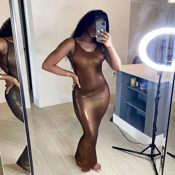 French-style hot-selling summer new women's sexy backless iridescent halter dress, elegant and slim fit, trendy women's clothing.