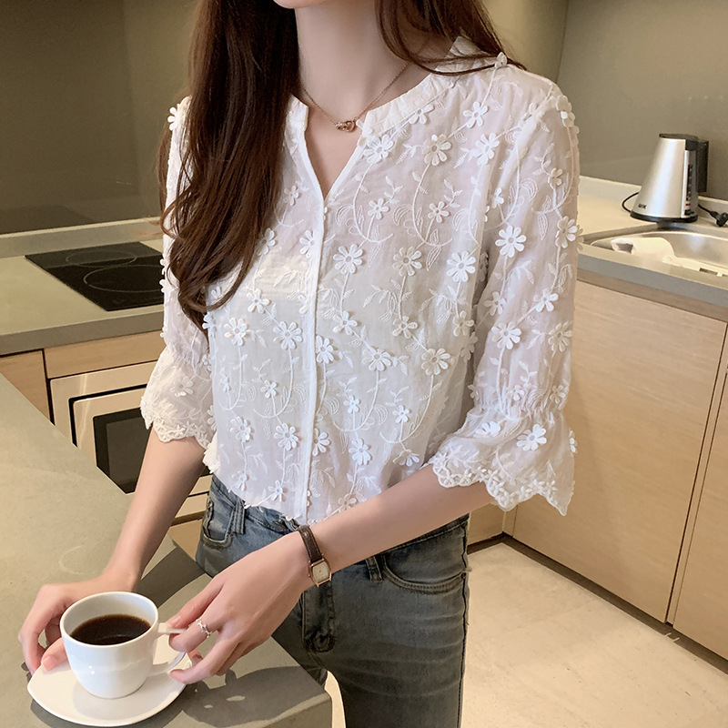 Shirt women's 2023 summer new Japanese embroidered V-neck shirt with flared mid-sleeve fashion slim bottoming top trend