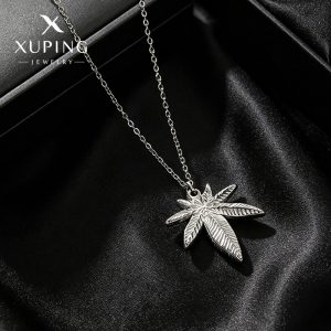 Xuping Jewelry's new fashionable and niche design, exquisite maple leaf necklace, unique and versatile, simple clavicle chain wholesale.