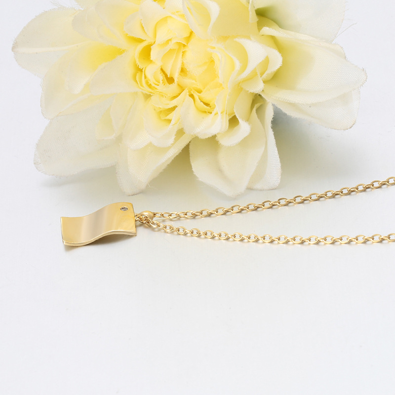 Xuping's minimalist geometric square necklace, stylish and simple, made of copper alloy plated with 14k gold, is a European and American cross-border jewelry piece. - Image 2
