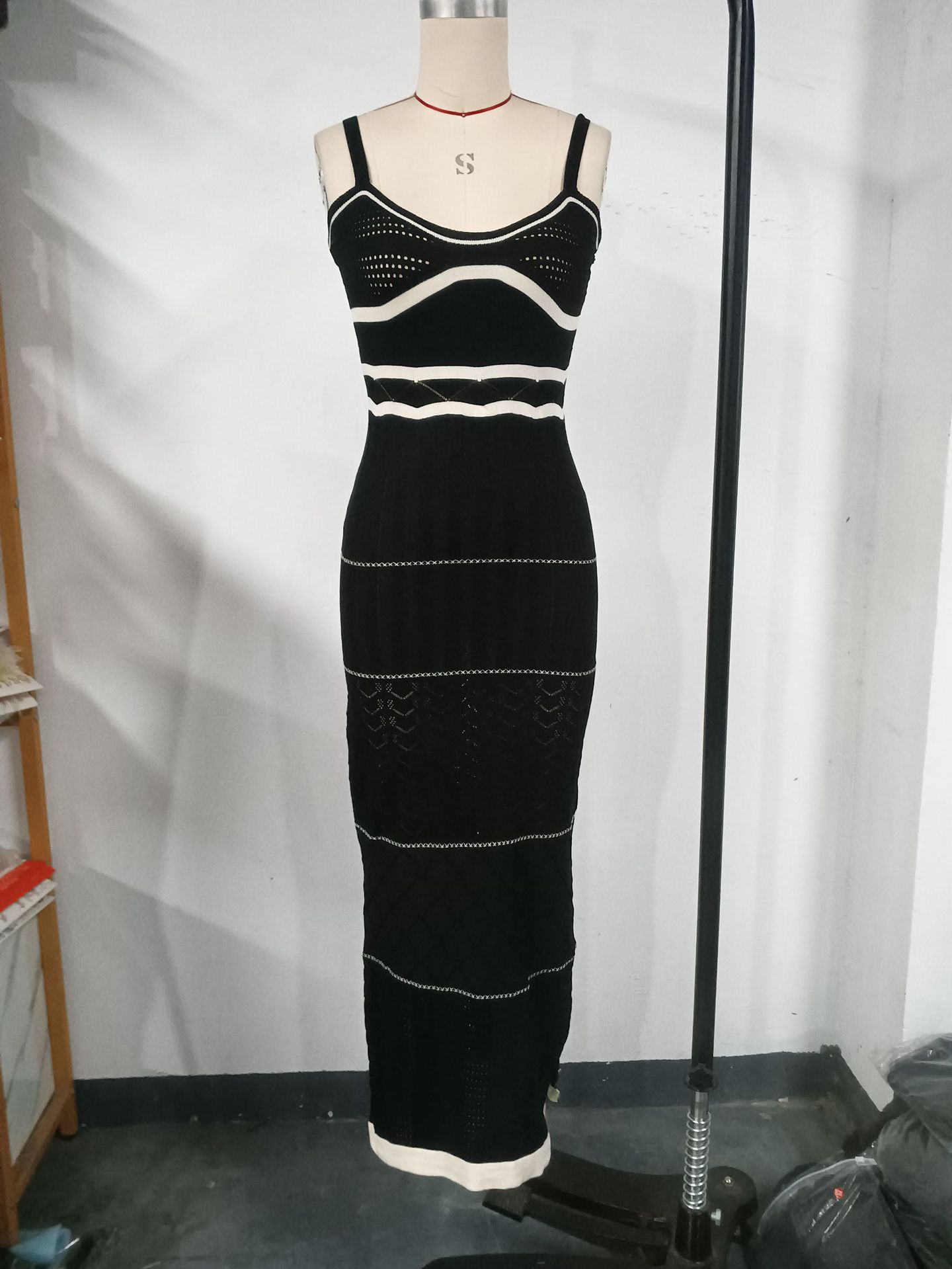 2024 European and American cross-border Amazon new sexy woolen dress suspenders contrast color U-neck low-cut hip-wrapped long skirt - Image 7