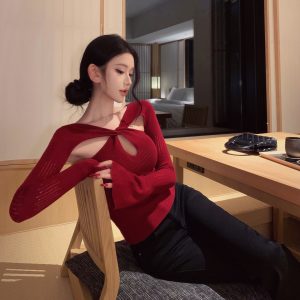 Women's Twisted Cutout Long-Sleeve Knit Top