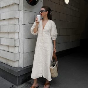 French-style resort-inspired tie-waist cotton and linen shirt dress for women, autumn 2026, V-neck, puff sleeves, loose-fitting mid-length dress.