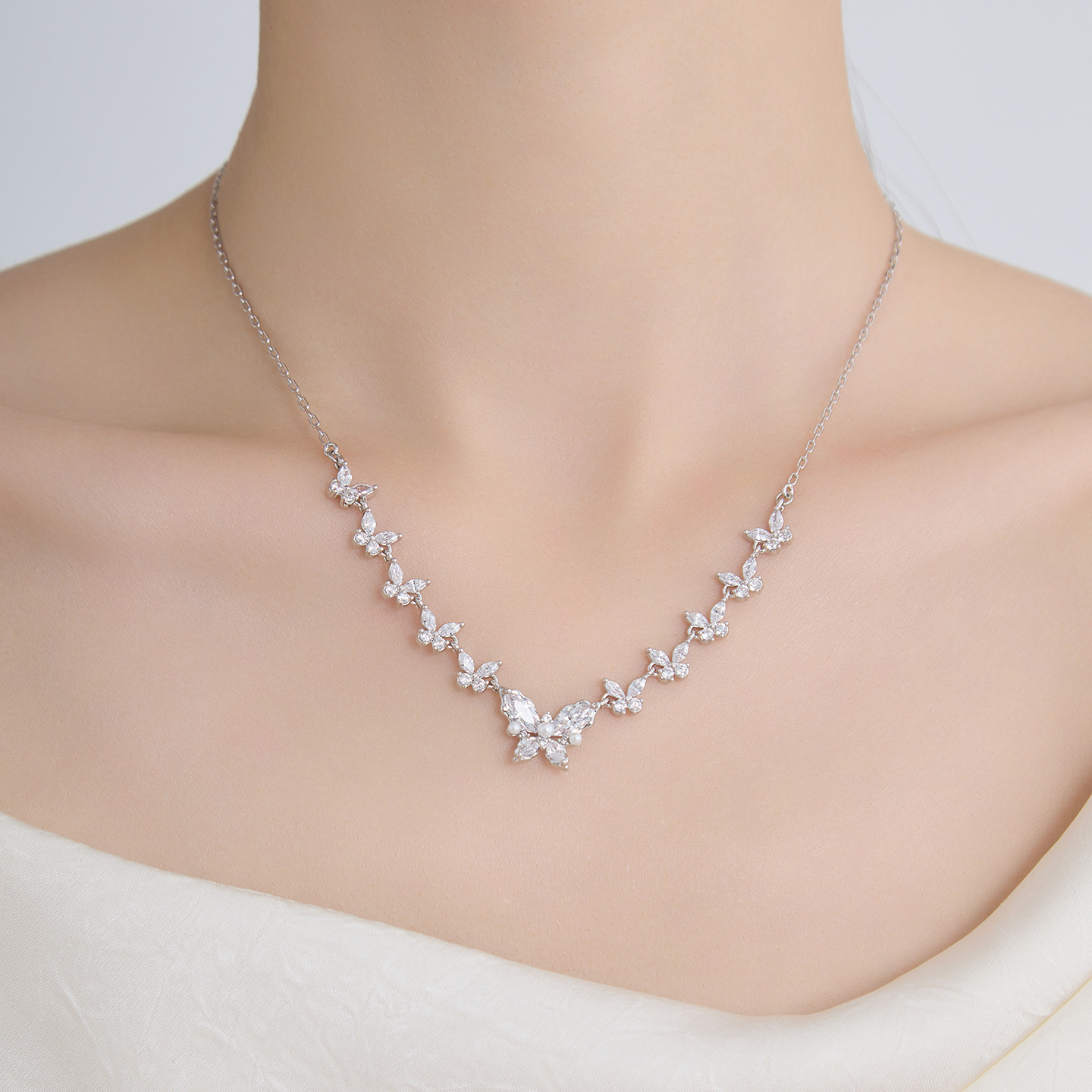 Xuping minimalist and gentle style butterfly necklace, copper alloy, fashionable, sweet and cool style, elegant and temperament clavicle chain necklace wholesale. - Image 3
