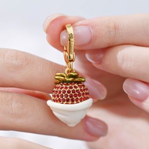Three-dimensional sweet rhinestone-encrusted chocolate cream strawberry pendant keychain, fresh fruit style, exquisite and versatile clavicle chain