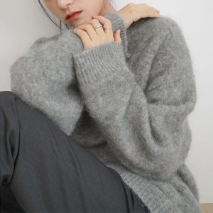 American style gray pullover sweater for women, autumn/winter 2025, loose fit, round neck, versatile base layer knit top.