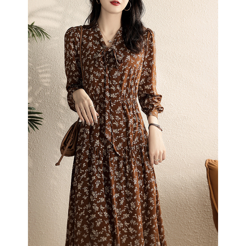 French retro floral print dress for women, new spring and autumn 2026, V-neck, slimming long dress.