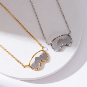 Winter sports enthusiast ski goggle necklace, a simple and stylish stainless steel extreme sports ski goggle pendant.
