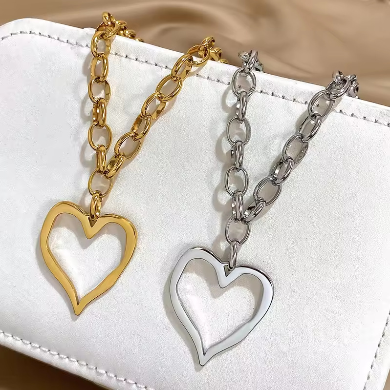 European and American cross-border stainless steel heart-shaped necklace with exaggerated heart pendant, high-end necklace.