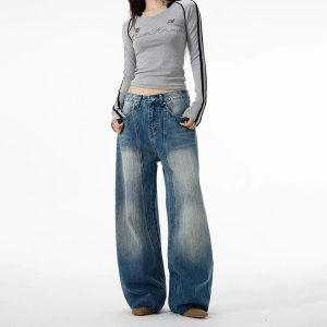 American retro washed deconstructed curved blade jeans, unisex loose fit, three-dimensional cut, banana-shaped silhouette, trendy brand.