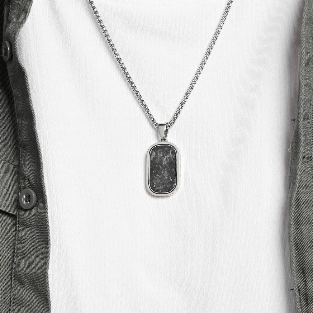 Cross-border original minimalist style European men's random pattern carbon fiber military tag pendant necklace with hip-hop fashion and high-end feel - Image 4