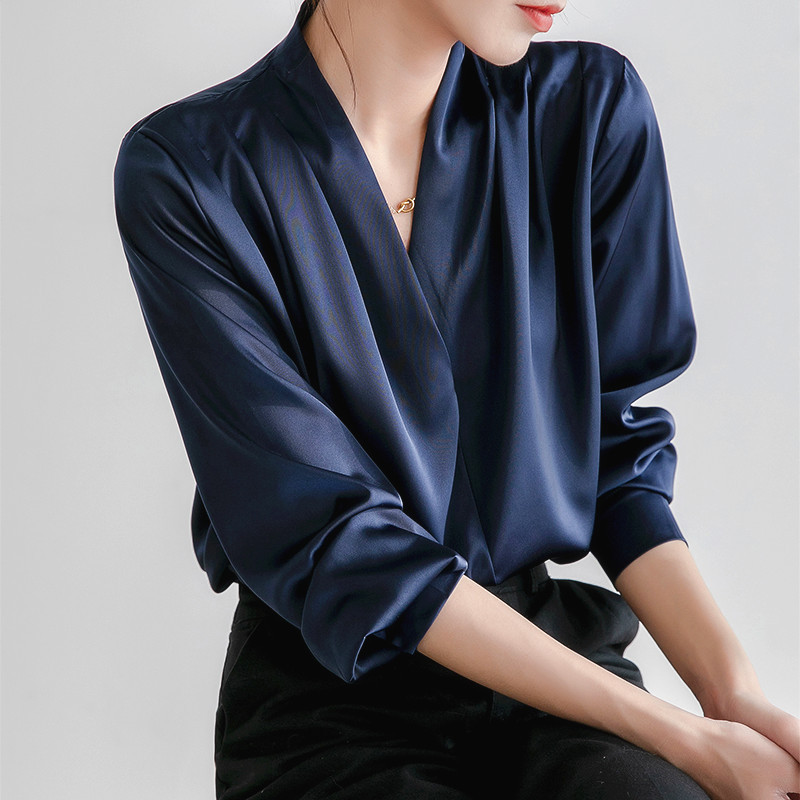 Real photos of 2025 Spring White Long-Sleeved Women's Shirt, French-Style Retro Silk Top, Professional Satin Shirt - Image 2