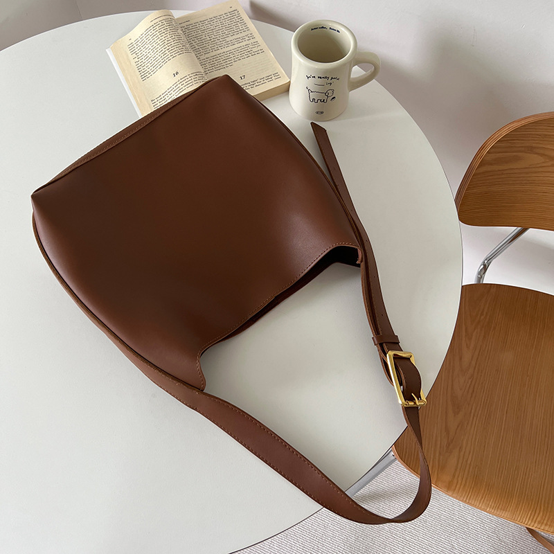 Versatile ins large capacity bag female 2024 new lazy style bucket bag retro shoulder messenger bag tote bag - Image 4