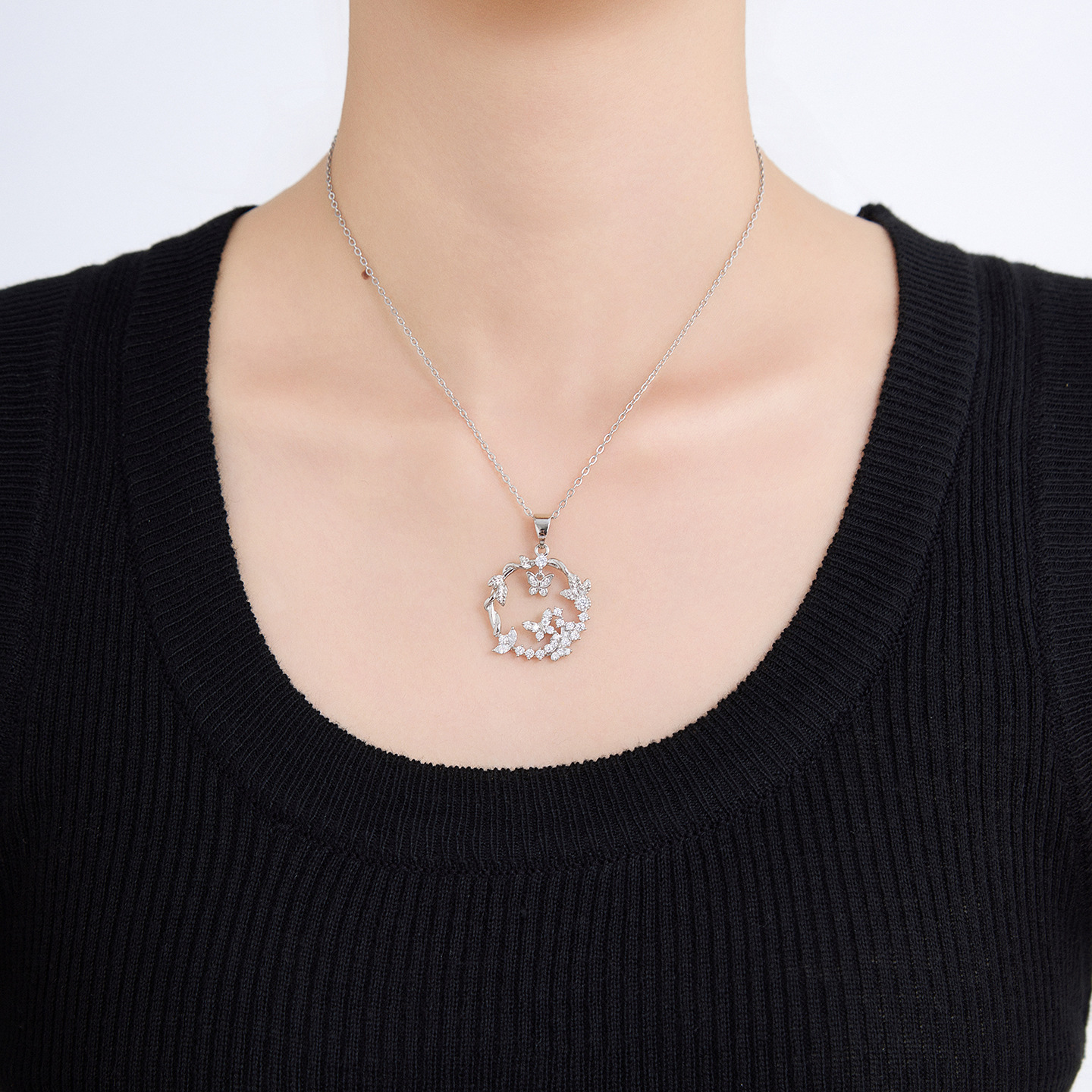 Xuping Geometric Circle Butterfly Wreath Necklace for Women, Niche Luxury Design, Sweet and Elegant Necklace with an Instagram Style, Wholesale - Image 2