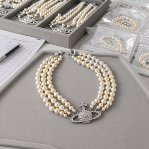 High-end niche design multi-layered pearl Saturn pendant necklace, dark and sweet, cool and luxurious silver clavicle chain, versatile.