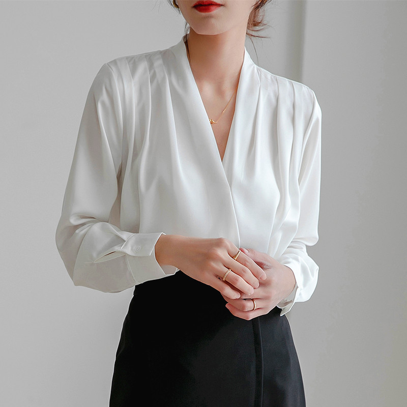 Real photos of 2025 Spring White Long-Sleeved Women's Shirt, French-Style Retro Silk Top, Professional Satin Shirt - Image 3